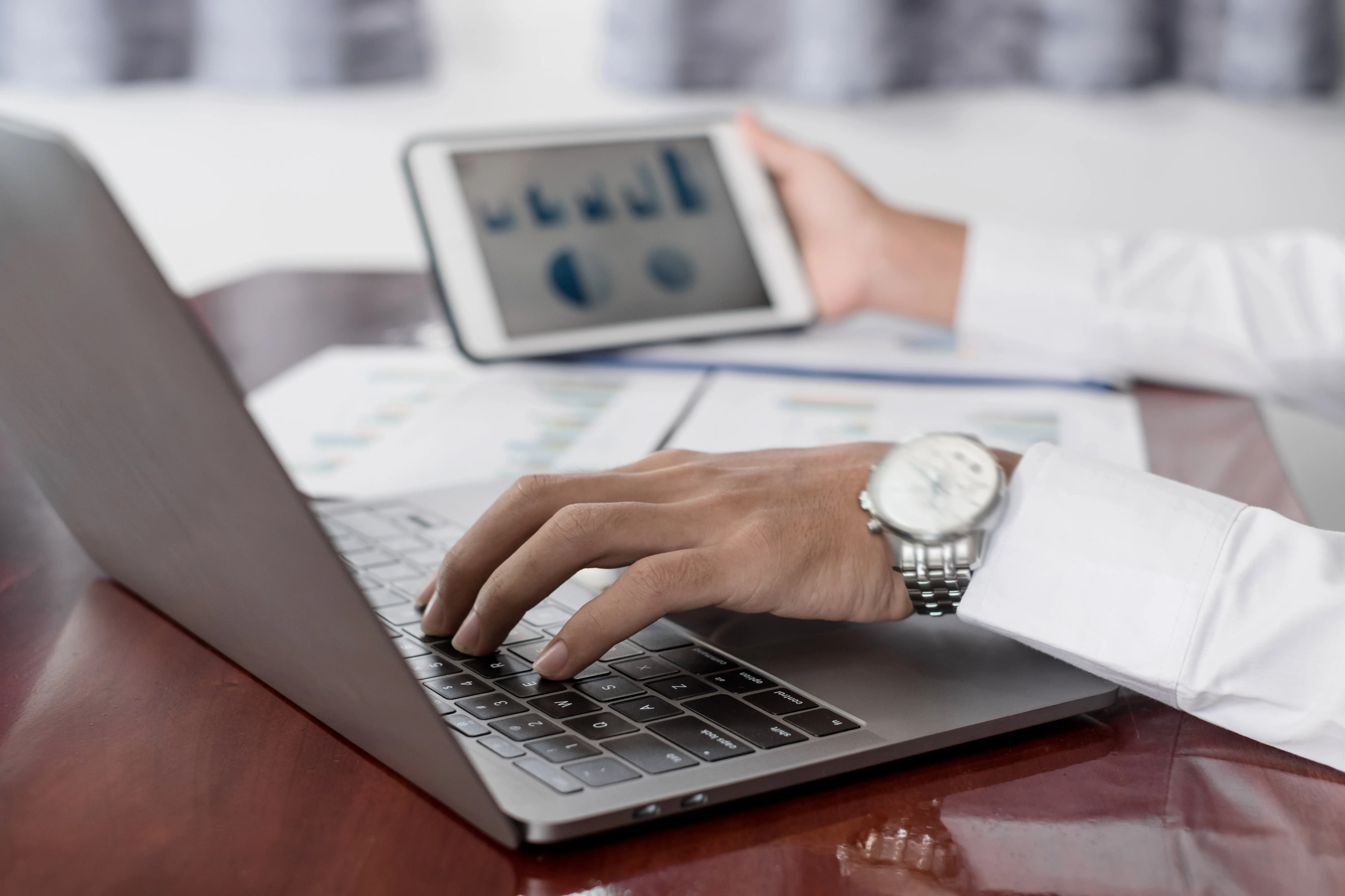 Equipo de Prisma Soluciones revisando indicadores de un proyecto en desarrollo